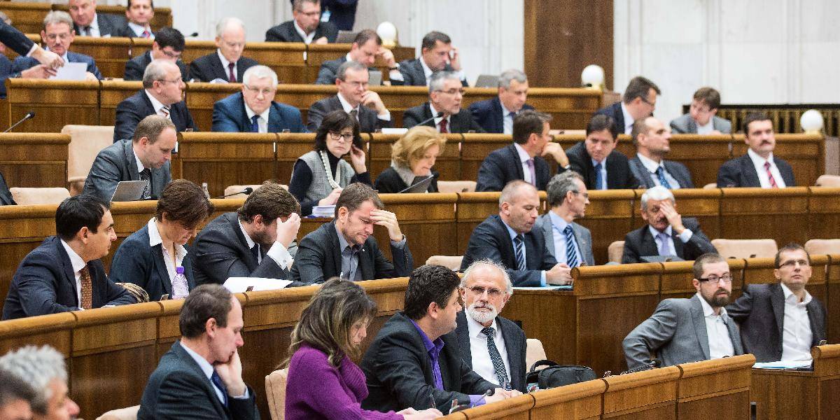 Poslancov dnes čaká azyl, dobrovoľní hasiči aj platy