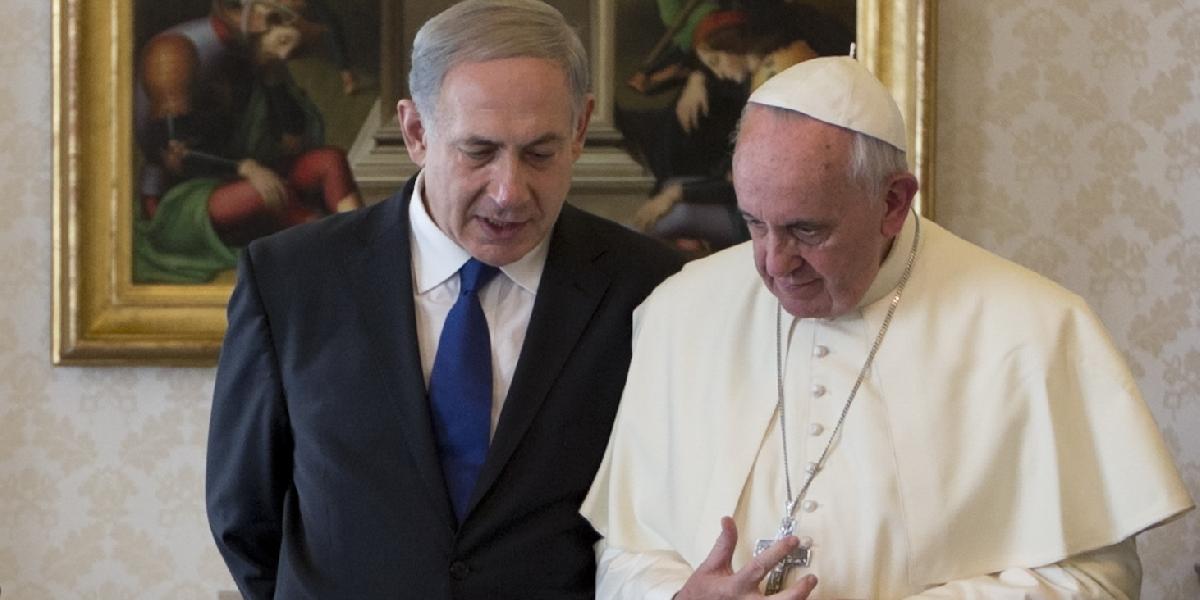 Izraelský premiér daroval pápežovi počas návštevy knihu o inkvizícii