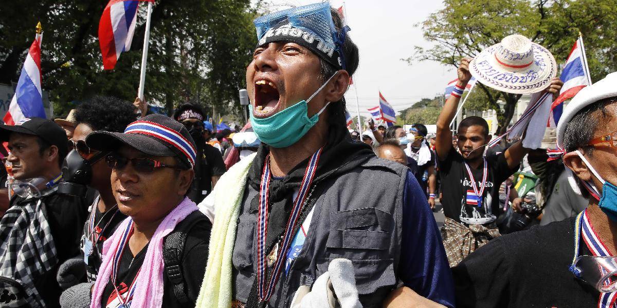 Polícia vpustila demonštrantov do vládneho areálu v Bangkoku
