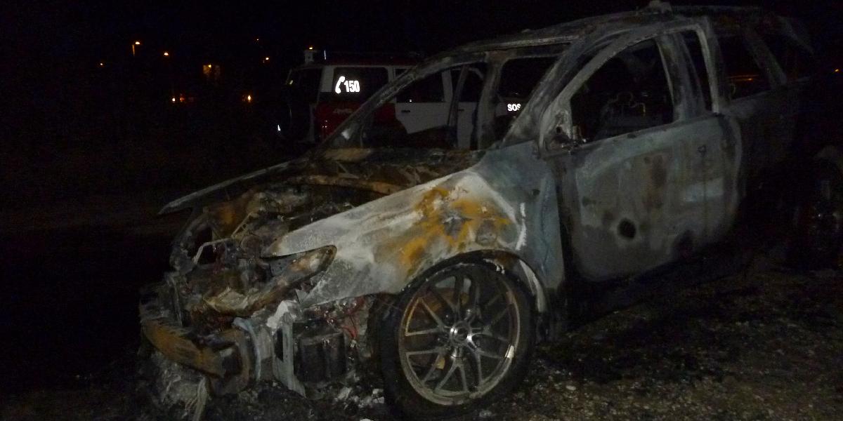 Pri požiari auta zhorelo aj vyše 18-tisíc