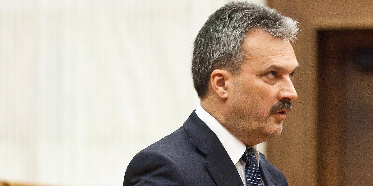 Poslanci Smeru kolegu Hambálka podržali, výbor vyšetrovať nebude