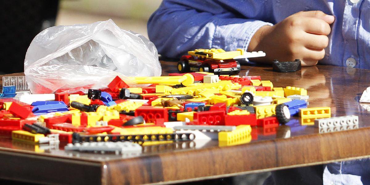 Colníci objavili v hračkárstve falošné Lego