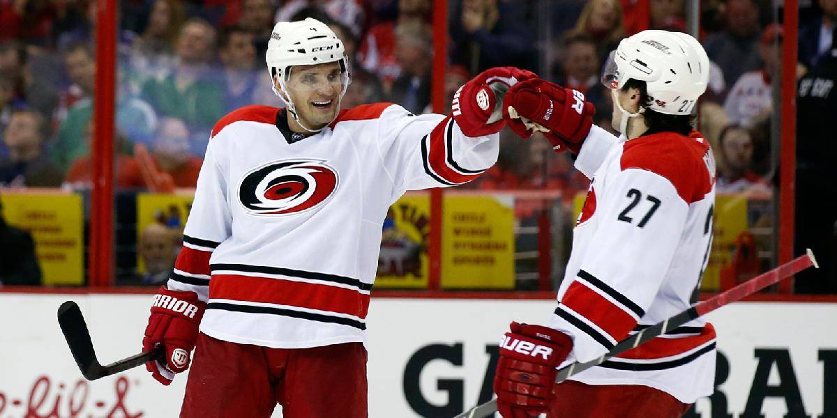 NHL: Sekera sa vrátil a dal gól, Hossa neúspešne strieľal