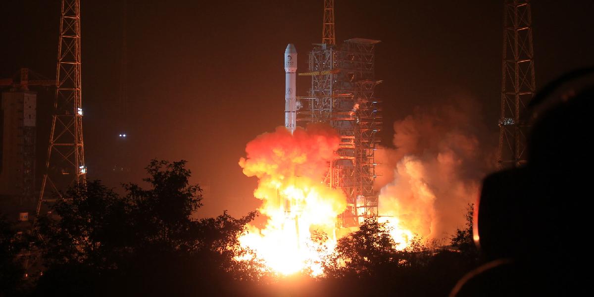 Úlomky z rakety po štarte lunárnej sondy dopadli do obývanej oblasti v Číne