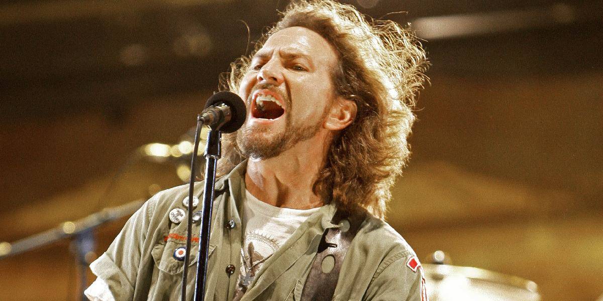 VIDEO Eddie Vedder počas koncertu Pearl Jam ostrihal fanúšikovi dredy
