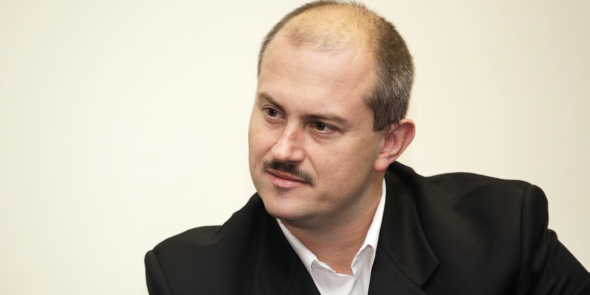 Kotleba sa hnevá: Maňka podpisuje dôležité dokumenty a zmluvy!