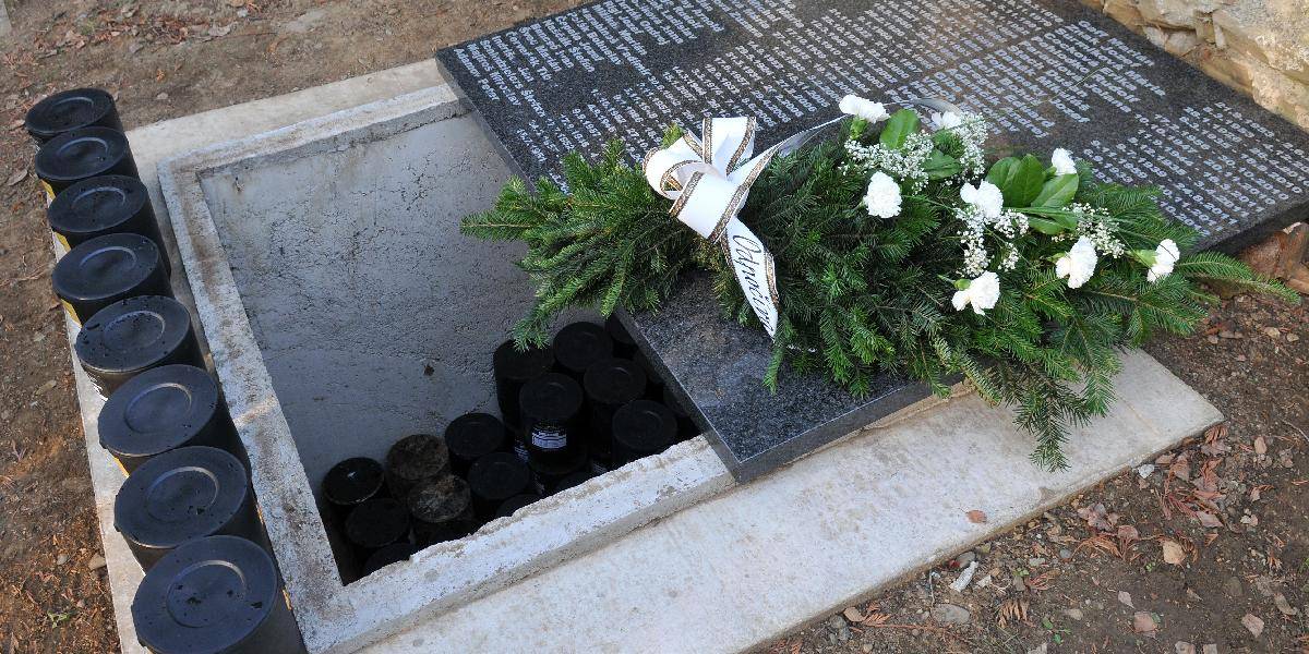 FOTO V Prešove umiestnili do hrobu 56 urien, ku ktorým sa nikto nehlásil
