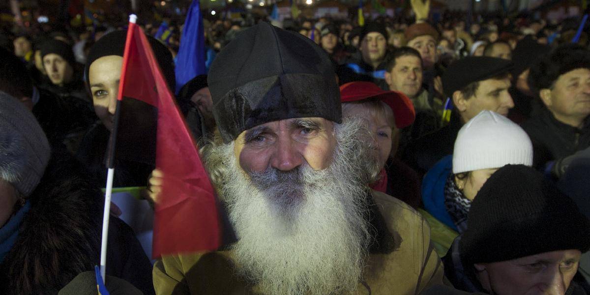 Demonštranti na Ukrajine blokujúci úrad vlády dostali ultimátum