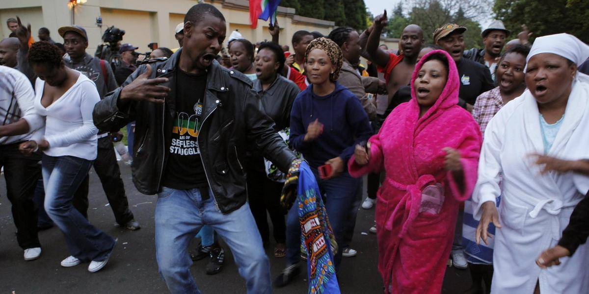 Juhoafričania sa s Mandelom lúčia spevom a tancom