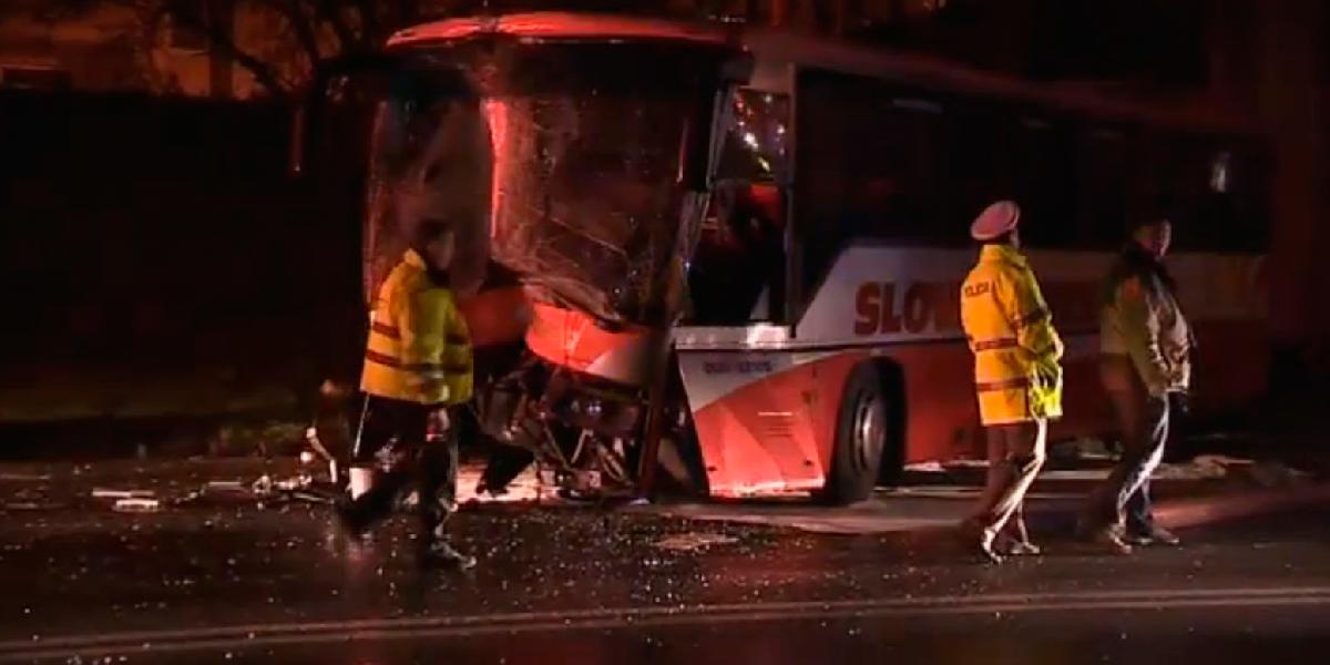 FOTO Z autobusovej stanice v Bratislave ukradol autobus, rozbil ho o stĺp!