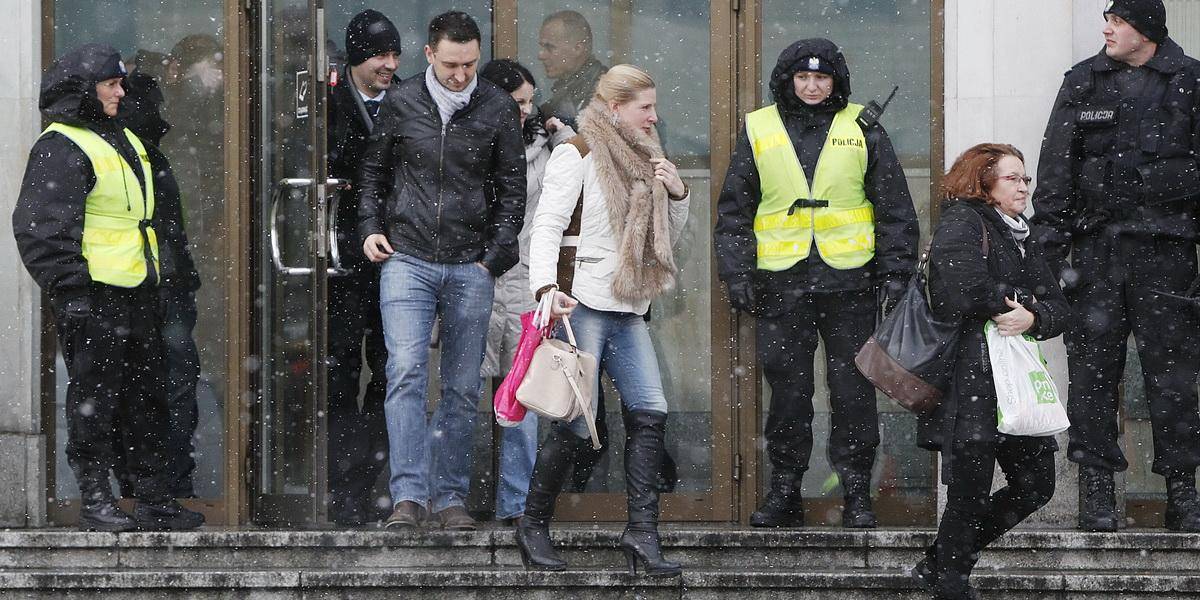 Kvôli bombe evakuovali v Poľsku ministerstvá: 5-tisíc ľudí mrzlo vonku!