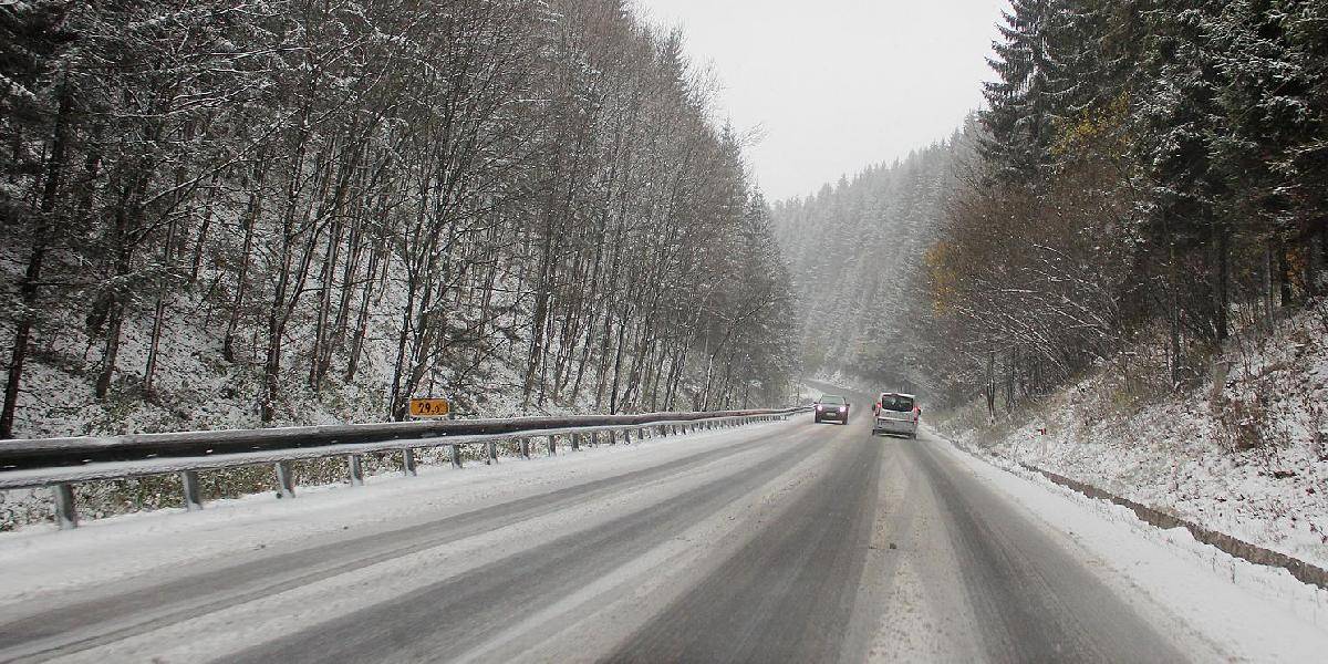 Donovaly opäť uzavreli pre kamióny, sneží tam a fúka nárazový vietor