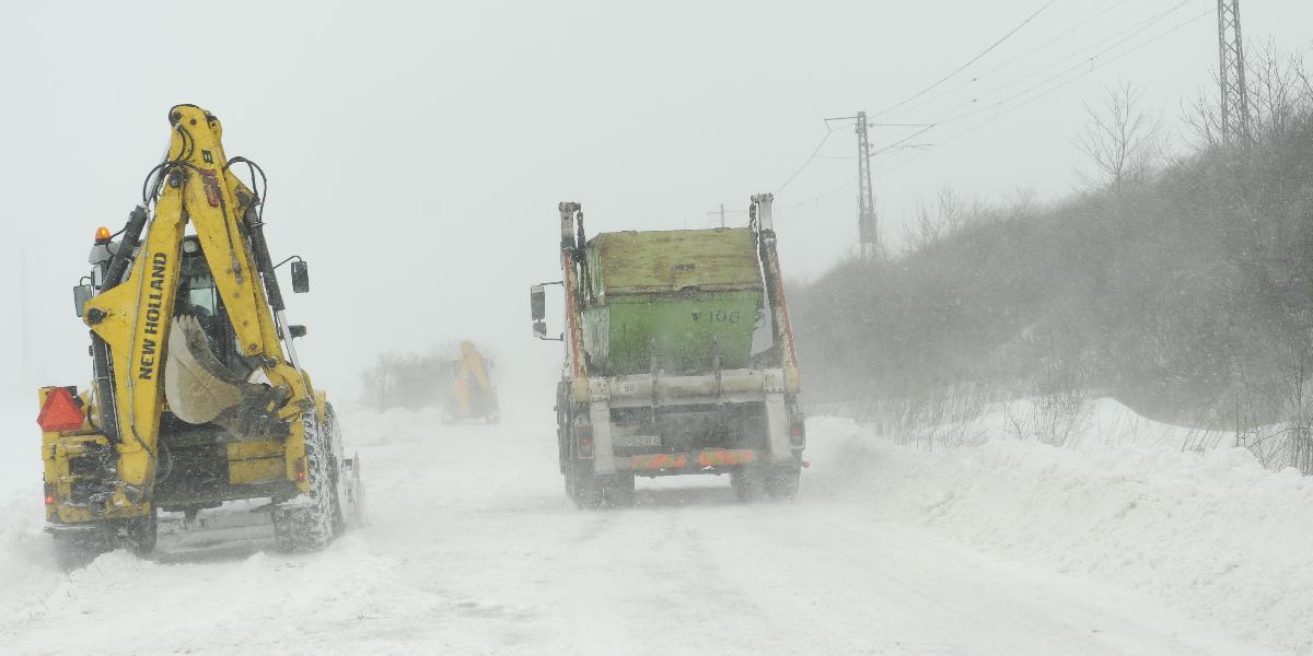 Na severe Slovenska silno fúka a tvoria sa snehové jazyky