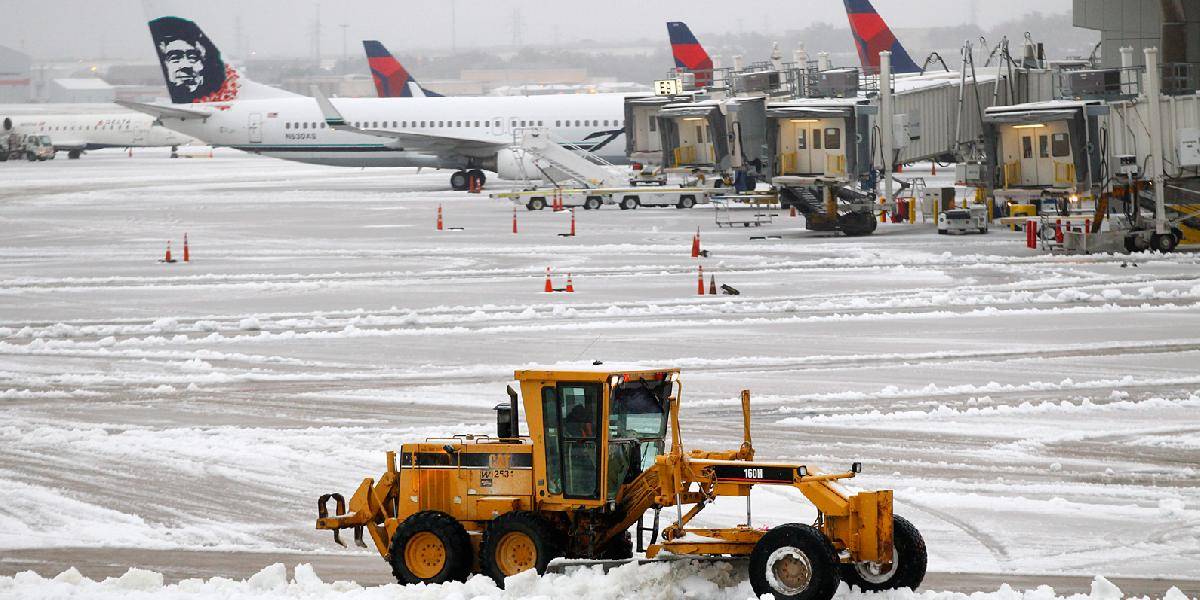 Sneženie a mrznúci dážď spôsobili v USA rušenie letov a výpadky elektriny