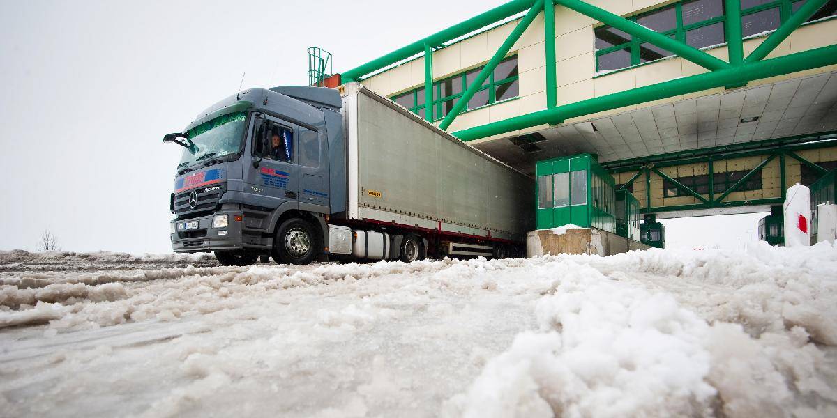 Po snežení zablokovali kamióny úseky diaľnice M1 v  Maďarsku