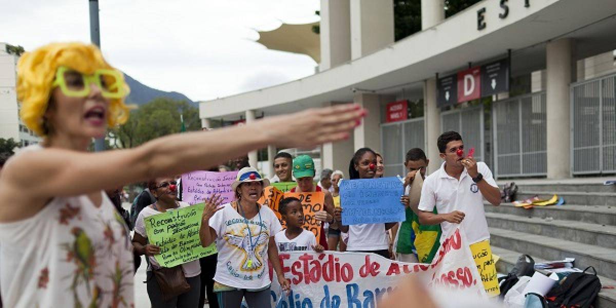 V Riu protestovala malá skupina proti politike vlády a FIFA