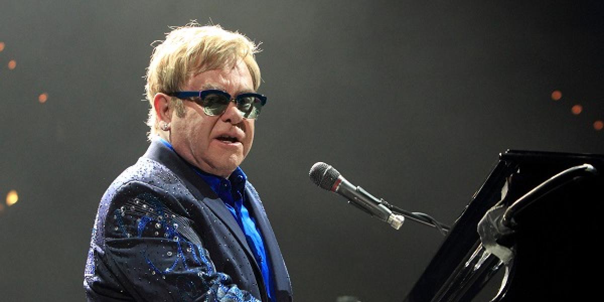 Elton John venoval vypredaný koncert v Moskve obeti homofóbneho útoku