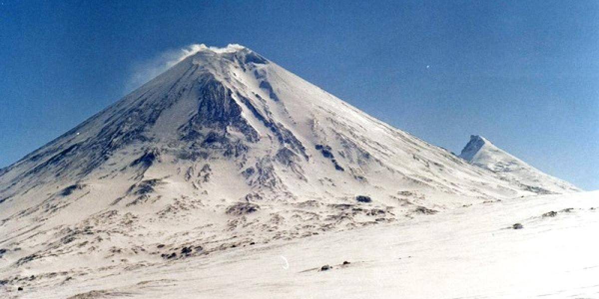 Sopka Kľučevskaja na Kamčatke vychrlila šesťkilometrový oblak popola