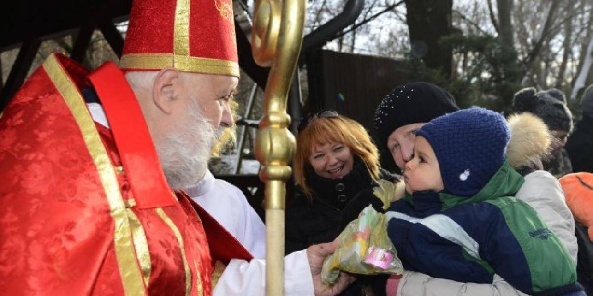 Deti spoločne s Mikulášom nakŕmili zvieratá v bratislavskej ZOO