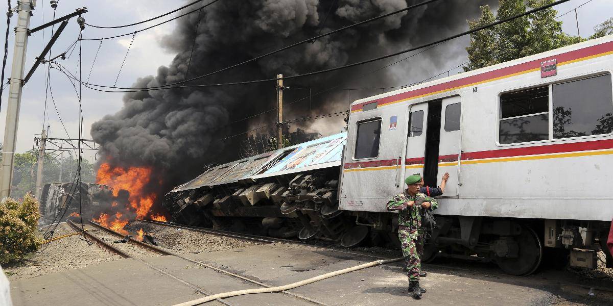 Zrážku vlaku v Indonézii s cisternou neprežili najmenej 4 ľudia