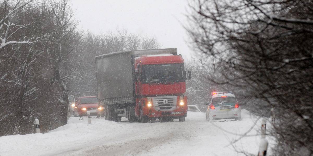 Skrížené kamióny blokujú horské priechody Makov a Šturec