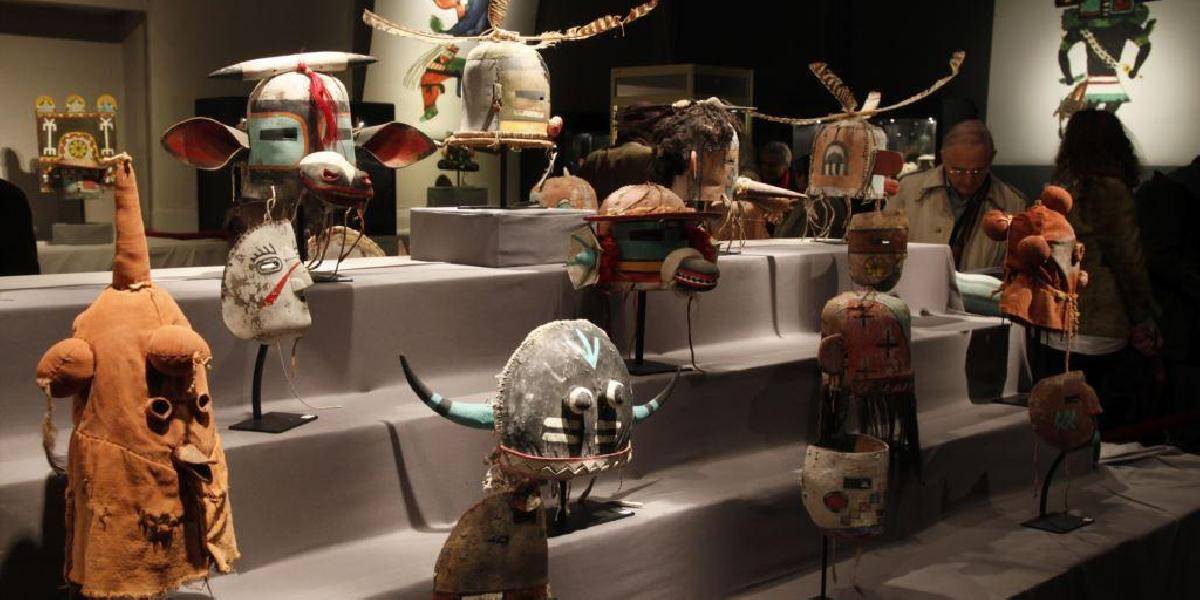 Francúzsky aukčný dom ignoroval prosbu odložiť predaj indiánskych artefaktov