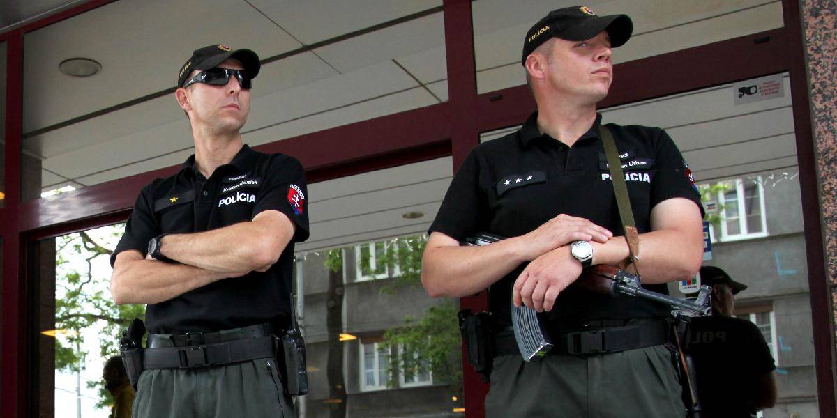 Policajti majú staré pištole, radšej používajú svoje vlastné!