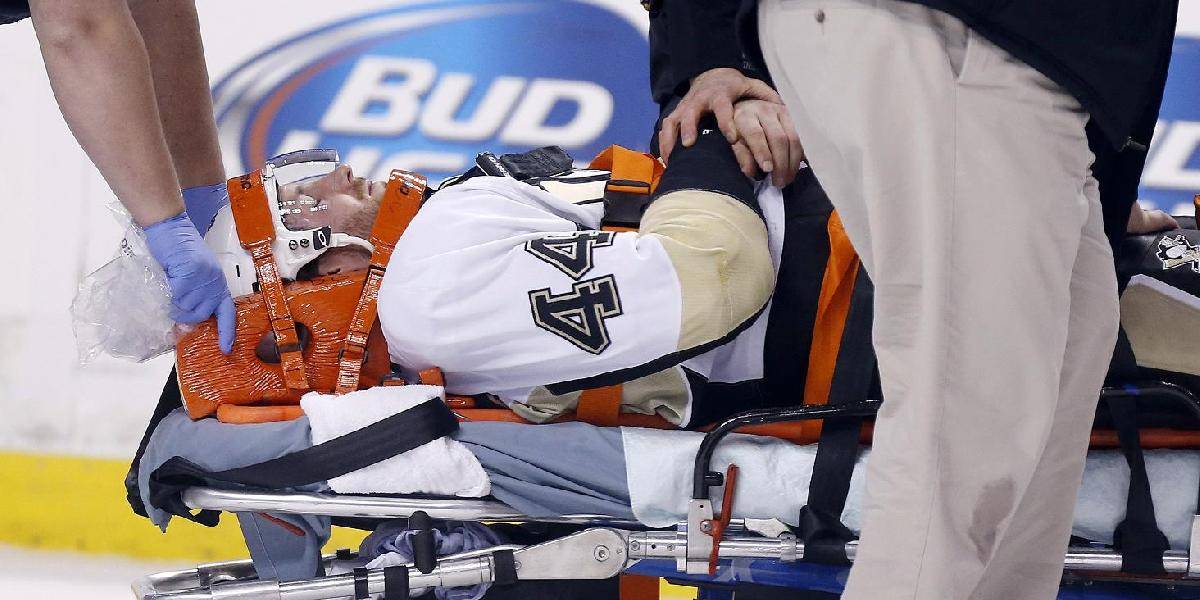 NHL: Orpik má po tvrdom ataku Thorntona otras mozgu