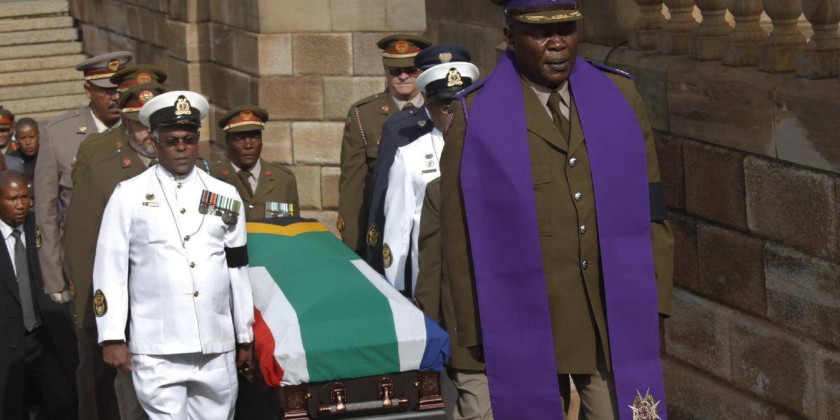 Pred Mandelovou rakvou v Pretórii vznikol dlhý rad čakajúcich