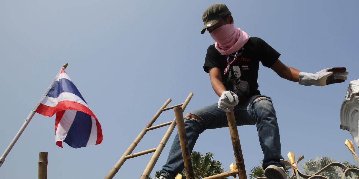Demonštranti v Thajsku preliezli múr do sídla vlády a odstránili barikády
