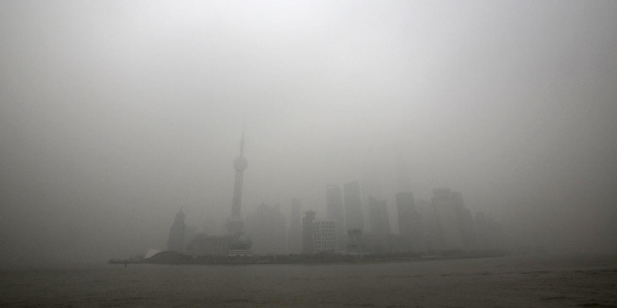 Čínski piloti sa musia naučiť lietať aj v hustom smogu