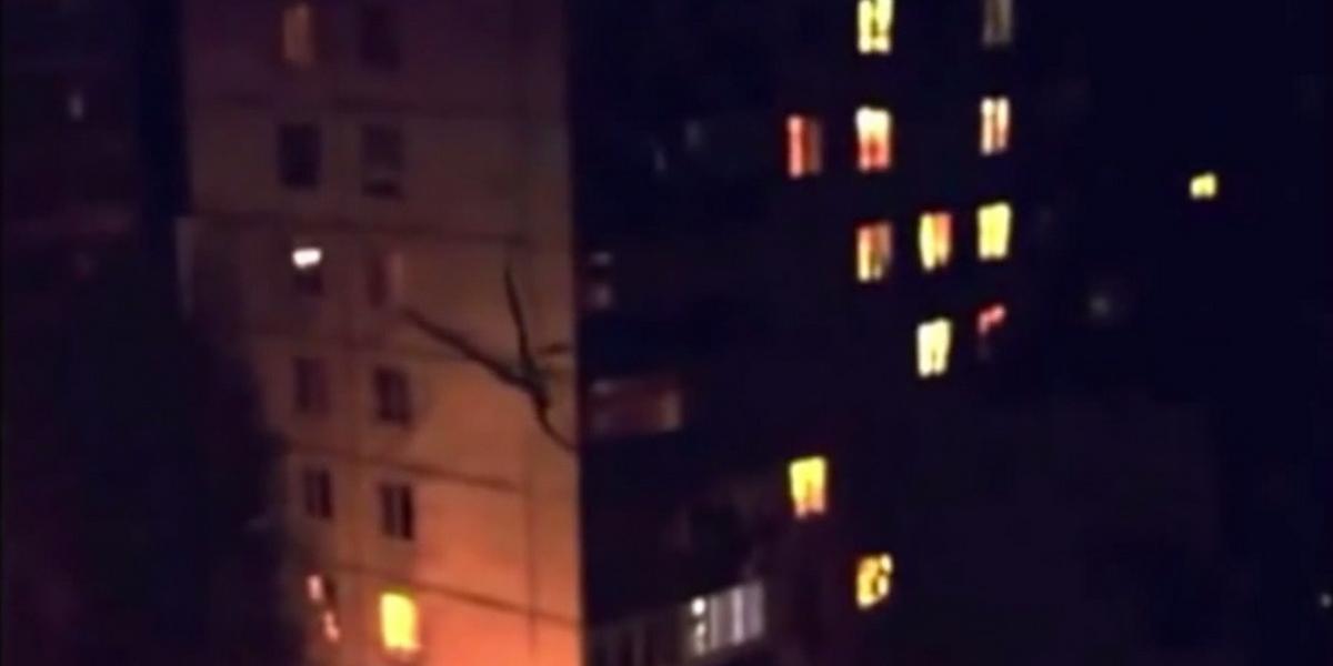VIDEO Desivá príšera lezie po ruskom paneláku!