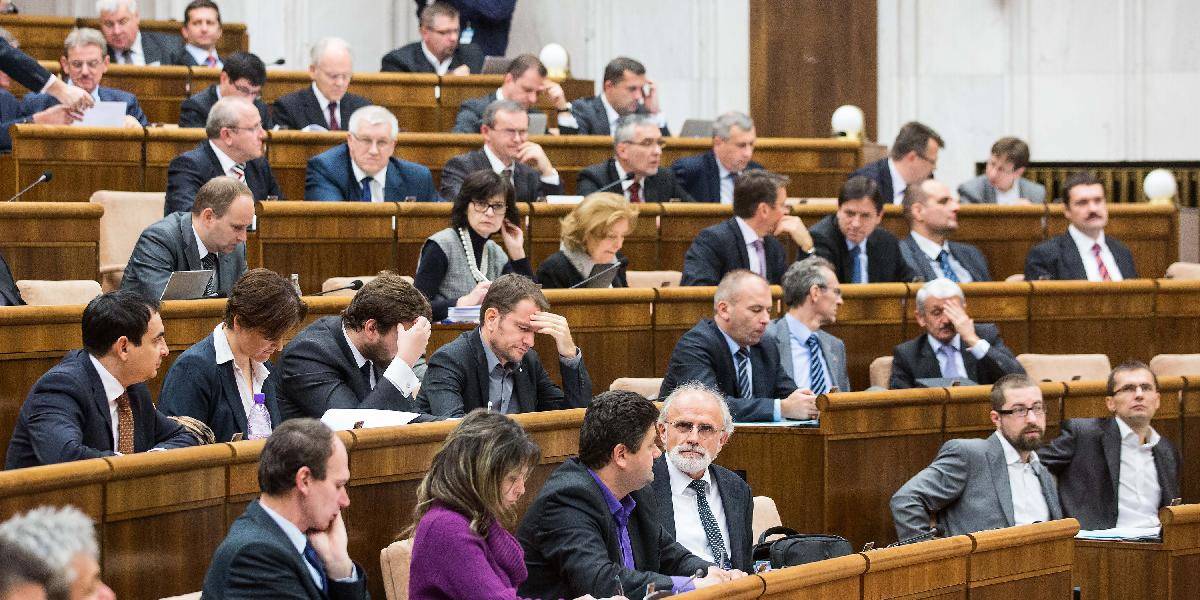 Poslanci schválili rozpočet na budúci rok, deficit má klesnúť na 2,6 %!