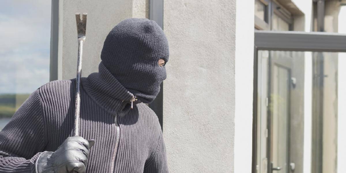Zlodej sa najedol a napil, skončil v cele