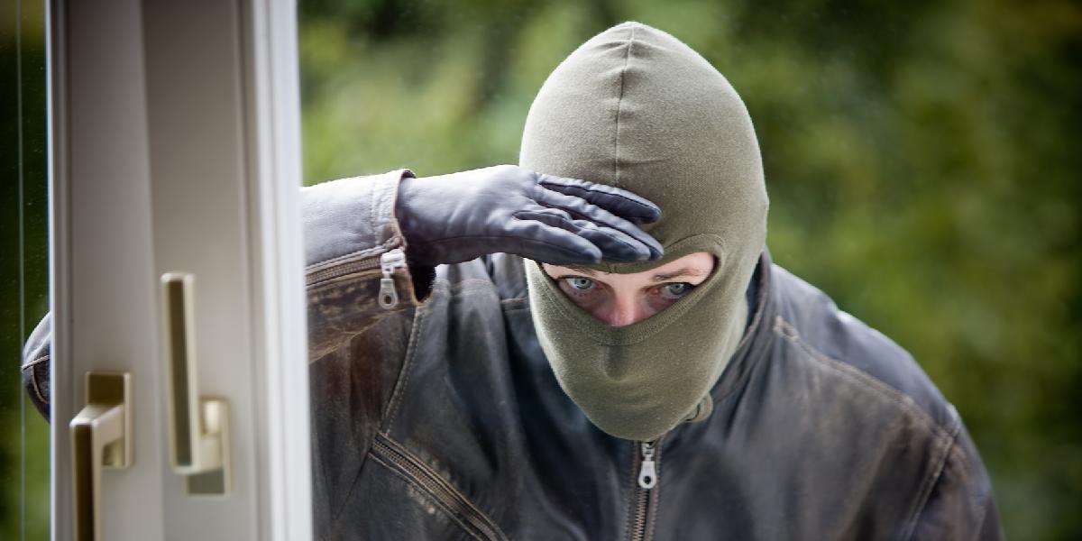 Zo školy zlodej ukradol peniaze a fotoaparát