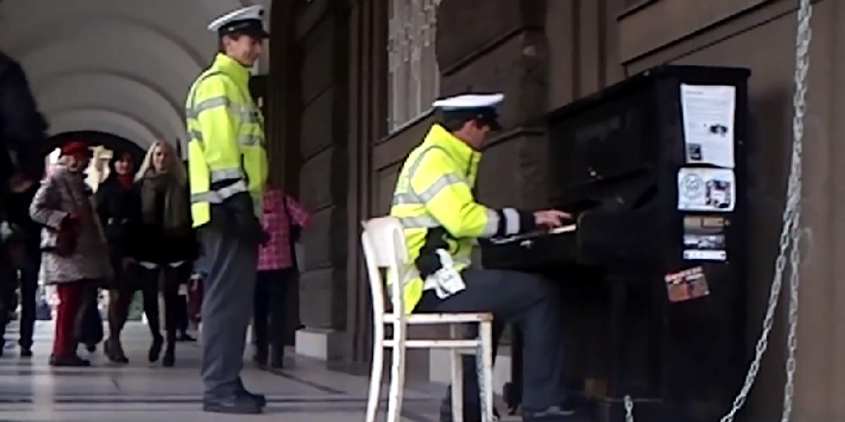 VIDEO Virtuóz: Takto zahral na klavíri pražský policajt!