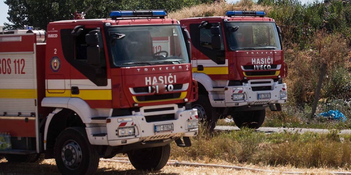 Hasiči likvidovali požiar prístreška pri rodinnom dome