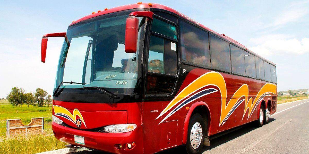  Autobus narazil do obytného domu - sedem zranených 