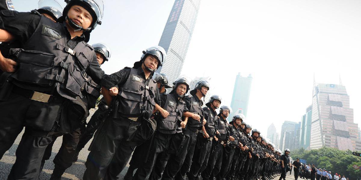 Policajti zastrelili pri nepokojoch v Číne 14 ľudí