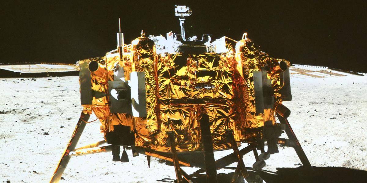 VIDEO Čínske lunárne vozidlo poslalo na Zem prvé zábery