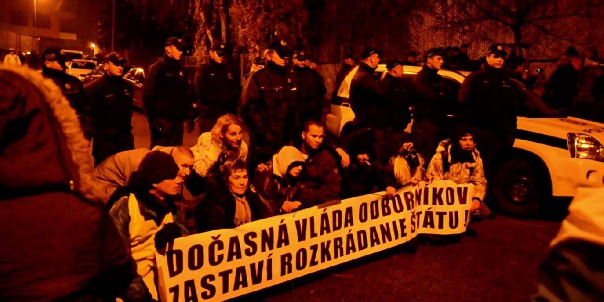 VIDEO Ľudia protestovali pred Ficovým bytom: Polícia ich rozohnala!