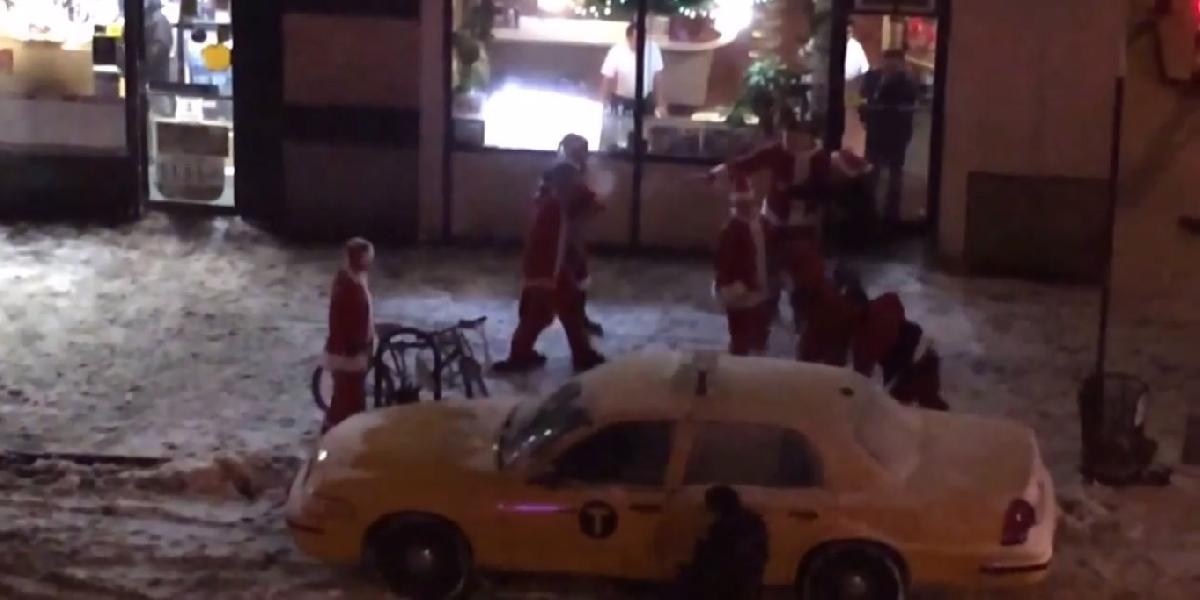 VIDEO Santa Clausovia sa pobili na ulici!