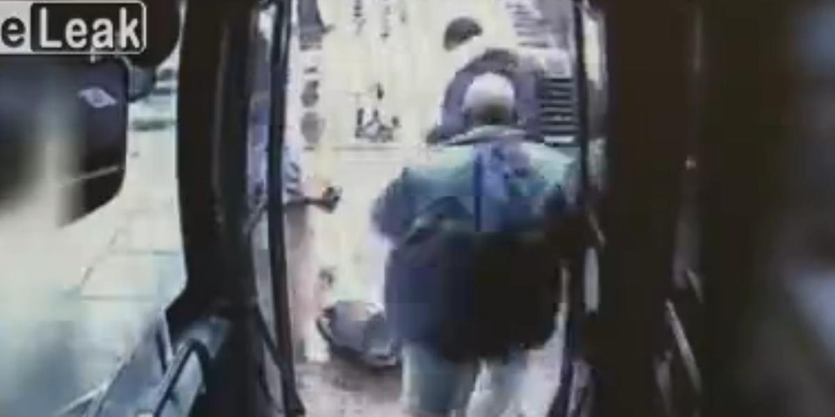Brutálne VIDEO: Vodič autobusu zbil pasažiera!