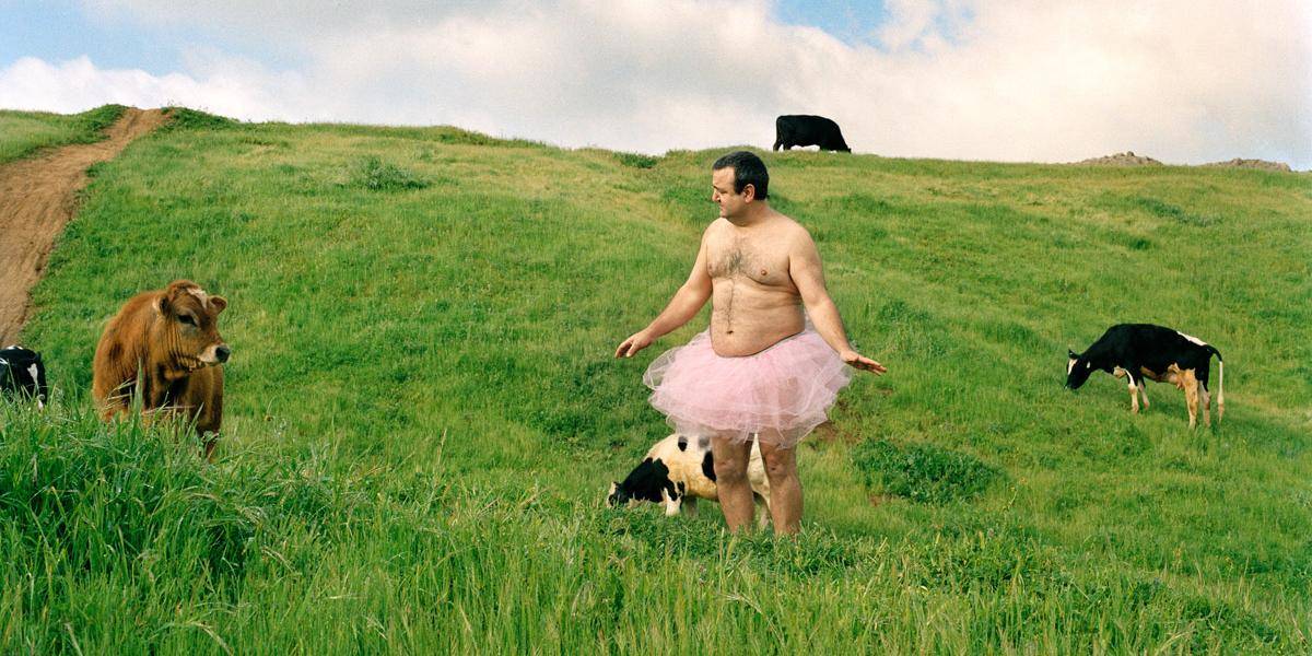 VIDEO Muž sa fotí v ružovej sukni po celom svete, aby rozosmial svoju manželku s rakovinou!