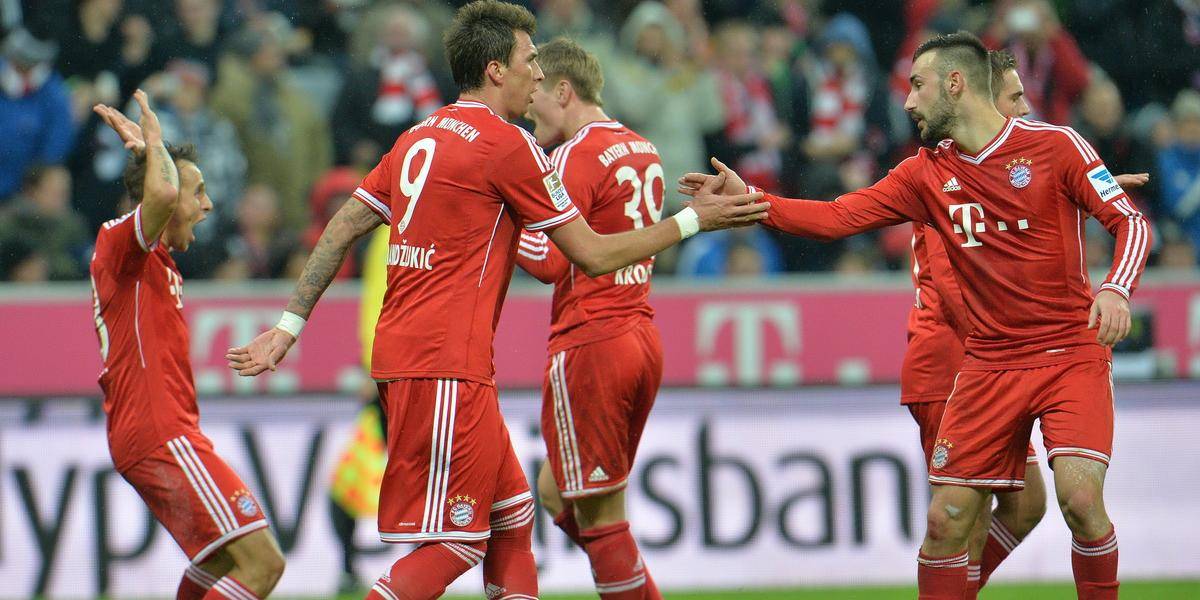 LM: V osemfinále Bayern s Arsenalom, Weissov Olympiakos proti United
