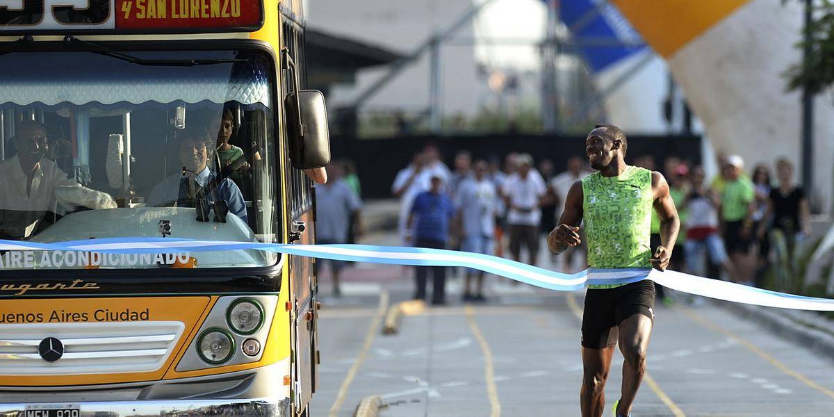 VIDEO Usain Bolt predbehol v Buenos Aires autobus