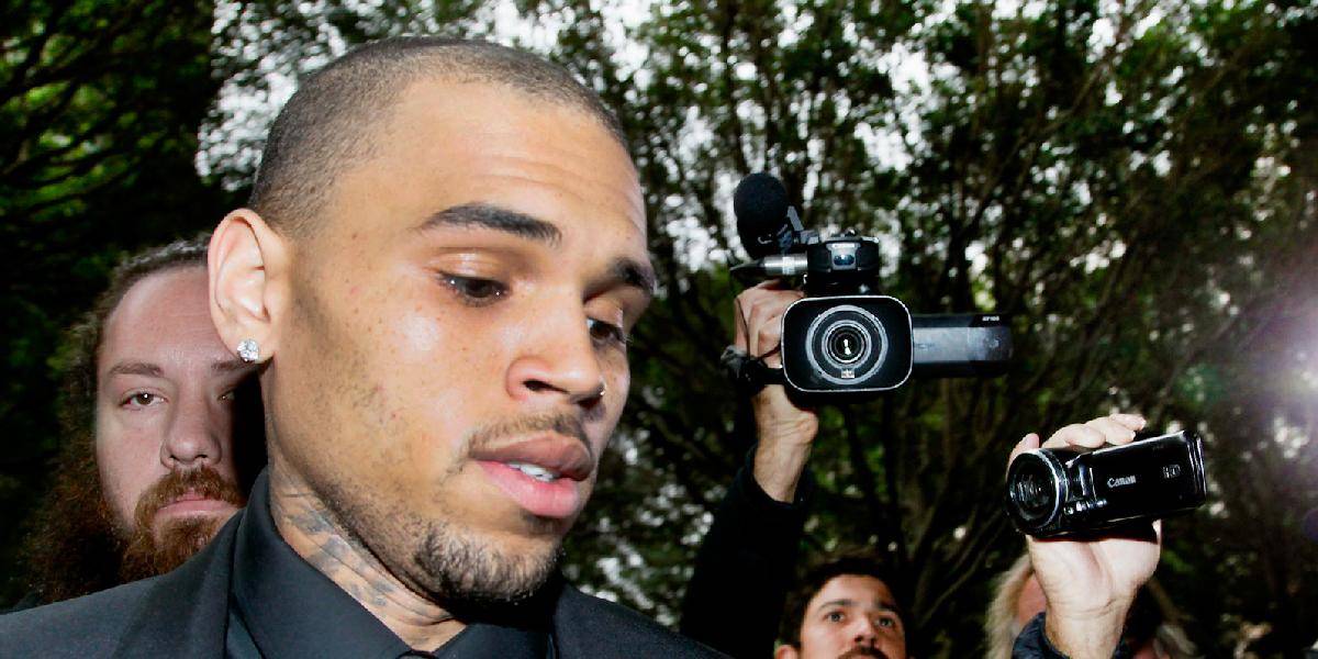 Chris Brown za napadnutie Rihanny zatiaľ nepôjde do väzenia