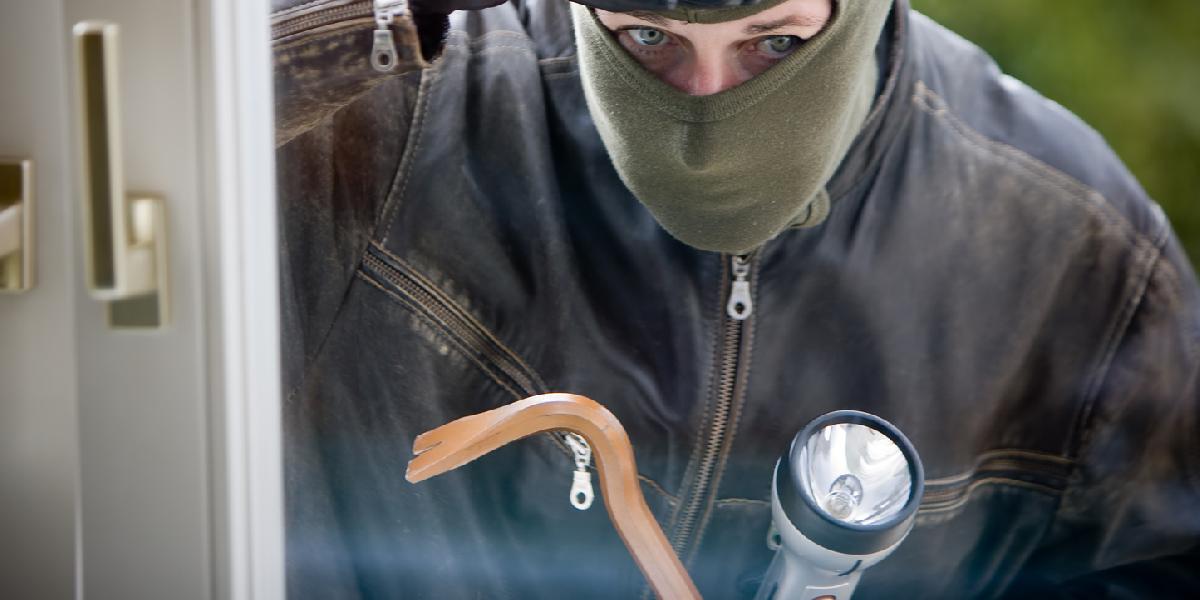 Nechal sa zamknúť v podniku a kradol