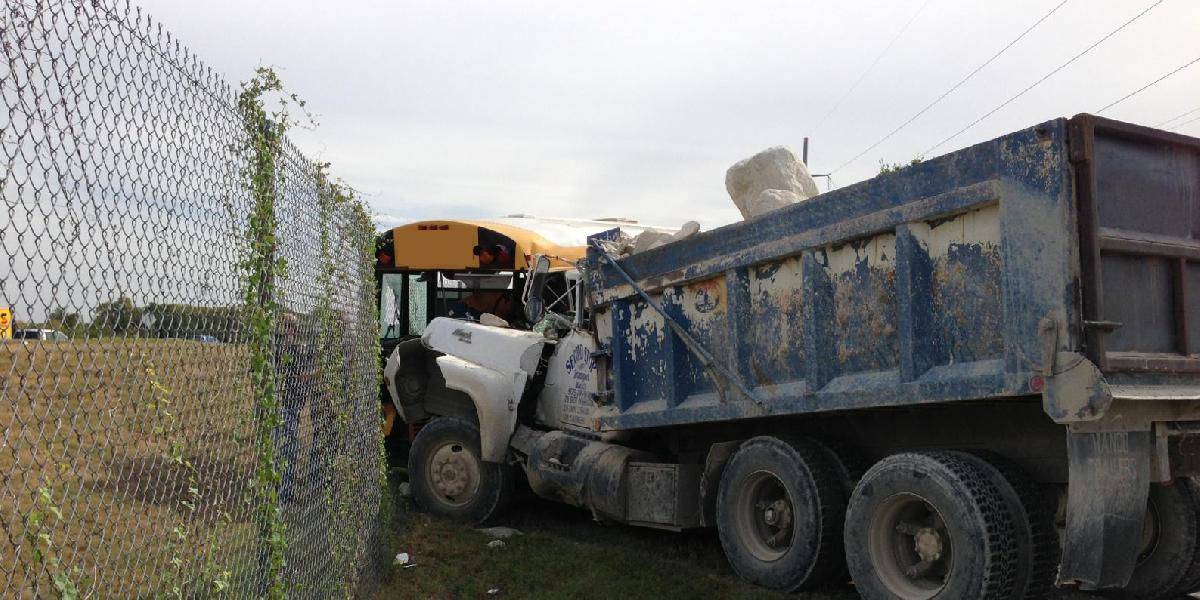 Kamión sa zrazil pri Rožňave s autobusom, niekoľko ľudí sa ľahko zranilo
