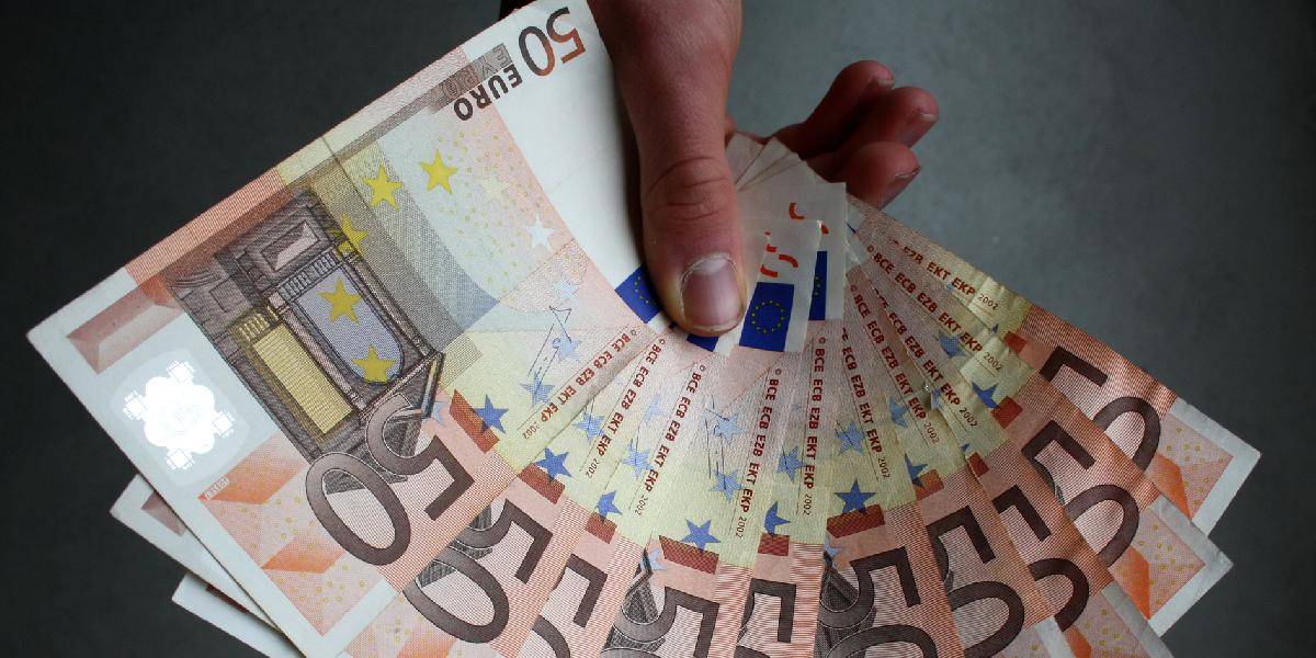 Prezident potvrdil zmrazenie platov ústavných činiteľov v roku 2014